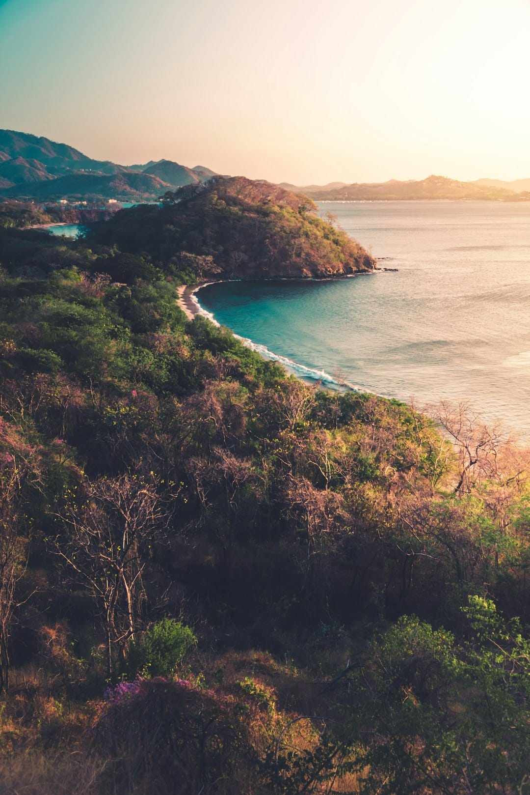 Tramonto sulla costa del Costa Rica – Relax e bellezza per viaggiatori Over 55 Vista panoramica della costa del Costa Rica al tramonto, ideale per viaggiatori Over 55