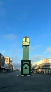 Zimbabwe 2025, torre dell'orologio verde nel centro di Bulawayo al tramonto – Viaggi Over 55