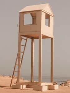Torretta in legno su palafitte in una spiaggia egiziana affacciata sul Mar Rosso – Viaggi Over 55