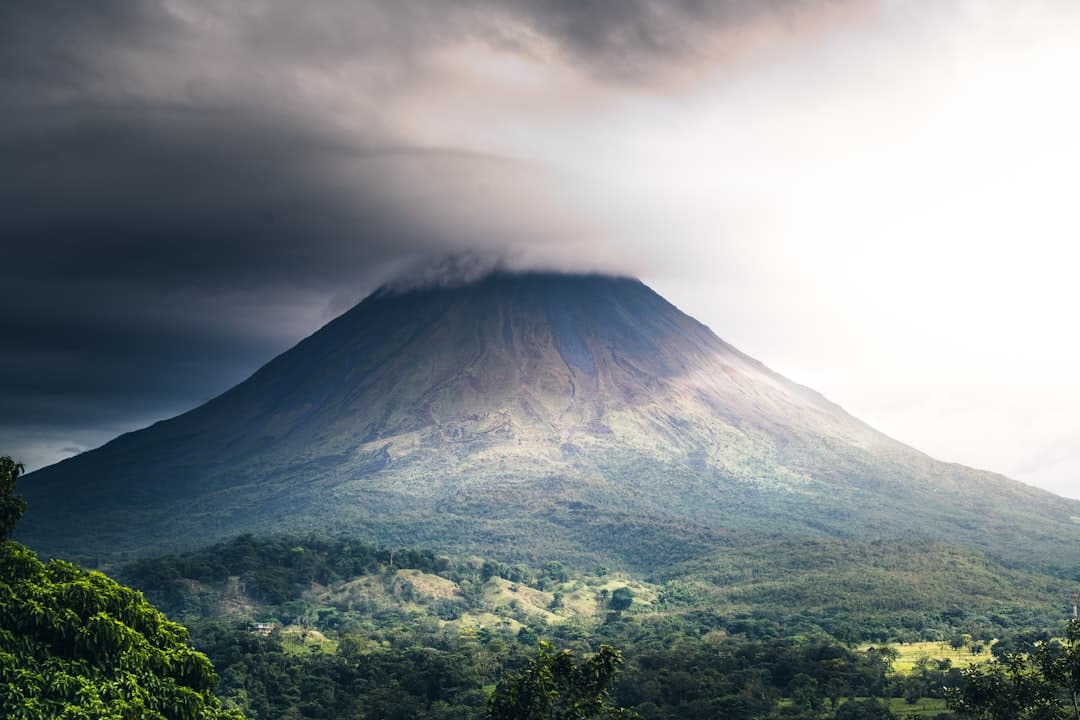 Vulcano Arenal – Maestosa natura in Costa Rica Vulcano Arenal in Costa Rica visto da lontano, meta iconica per viaggiatori Over 55