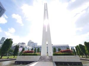 Singapore 2025, Memoriale della Guerra Civile in centro città con grattacieli sullo sfondo – Viaggi Over 55