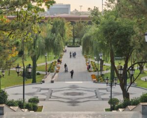 Uzbekistan 2025, passeggiata nel parco di Tashkent tra alberi e lampioni storici – Viaggi Over 55