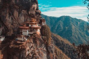 Monastero Taktshang arroccato sulle montagne del Bhutan, spiritualità 2025 – Viaggi Over 55