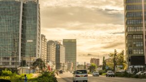 Tanzania 2025, panorama urbano di Dar es Salaam al tramonto con moderni grattacieli – Viaggi Over 55