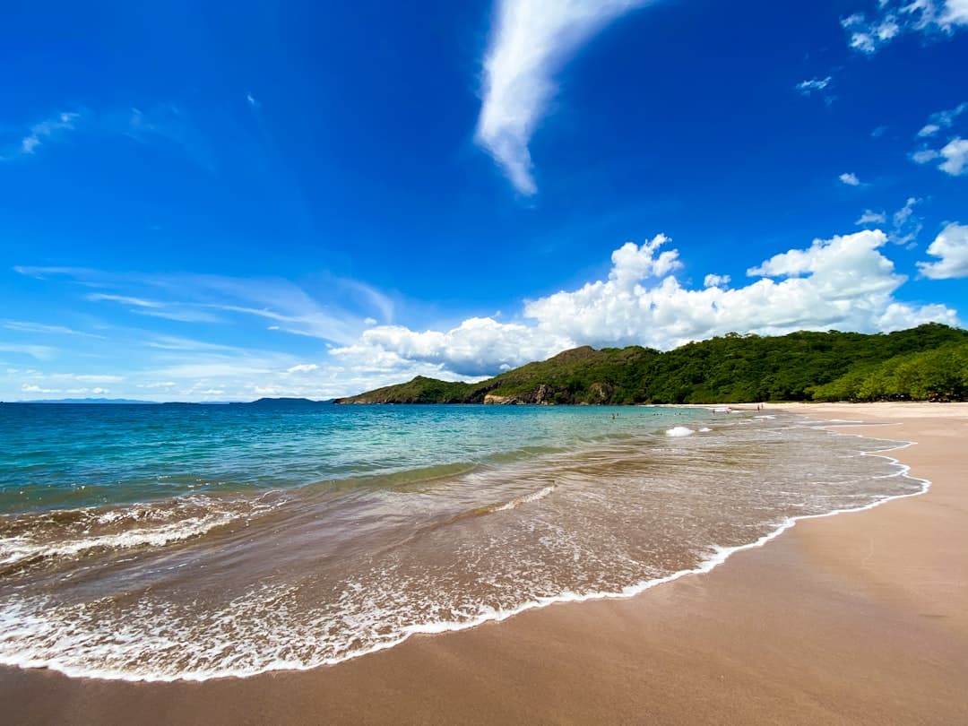 Spiaggia paradisiaca in Costa Rica – Viaggi Over 55 Spiaggia tropicale in Costa Rica, ideale per viaggiatori over 55 in cerca di relax e natura