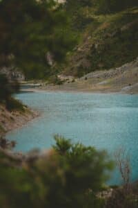 A lake surrounded by mountains and trees