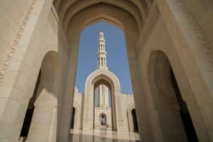 Minareto e archi della Grande Moschea del Sultano Qaboos, Oman 2025 – Viaggi Over 55